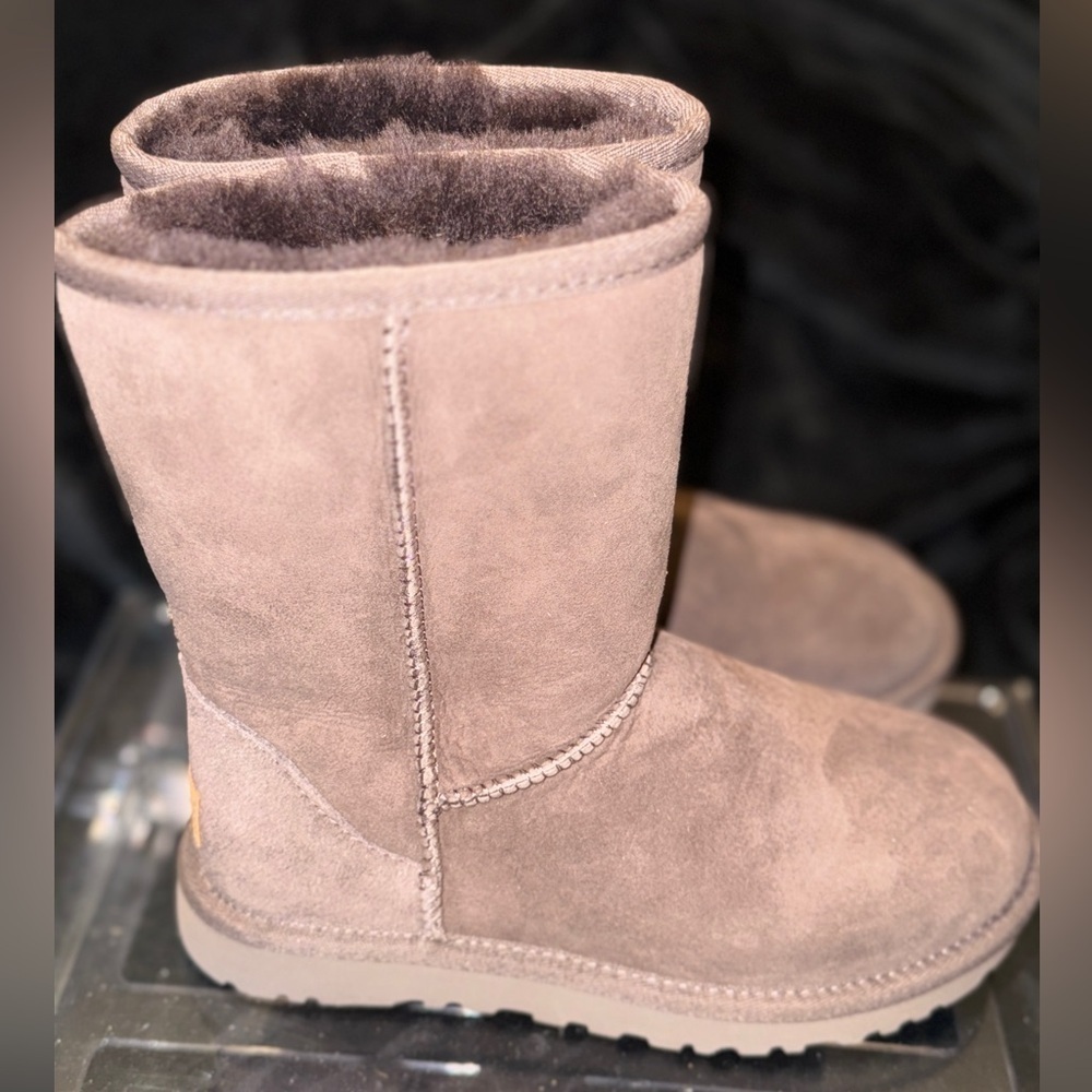 UGG Classic Short Boot In Brown New* - Picture 3 of 12